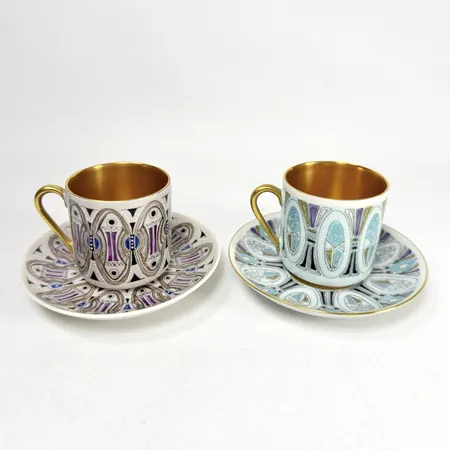 2 Koppar med fat "Leila och Zaida" Raija UOSIKKINEN Uosikkinen för Arabia 1960-tal flerfärgad delvis handmålad dekor invändigt förgyllda höjd 5,5cm fatets diameter 11cm smärre repor Skickas med paket.