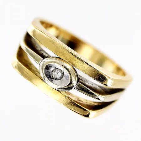 Ring med diamant ca 0,03ct vit/gulguld stl:19, bredd 4,5-9mm, mindre repor, 18K Vikt: 9,5 g