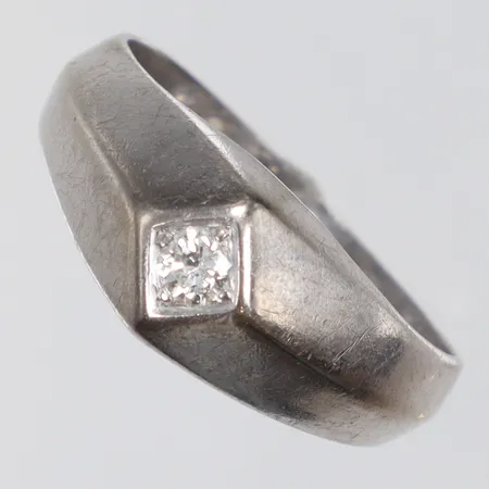 Ring i vitguld med diamant 1xca0,09ct stl:17¼ bredd 2,5-7mm gravyr, K&EC (Ceson) Göteborg 1966, 18K Vikt: 3,9 g