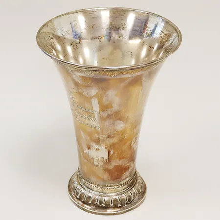 Vas/pokal höjd 21,5cm Ø15cm, gravyr, skevheter, silver 830/1000. Vikt: 5400 g