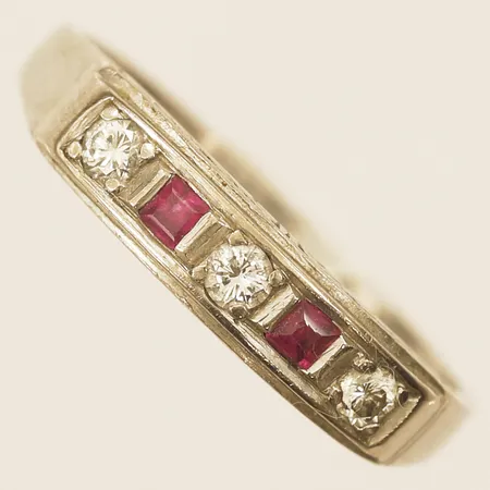 Ring med diamanter 3xca0,05ct samt syntetiska rubiner, stl:17 bredd 4mm vitguld, 18K Vikt: 3,8 g