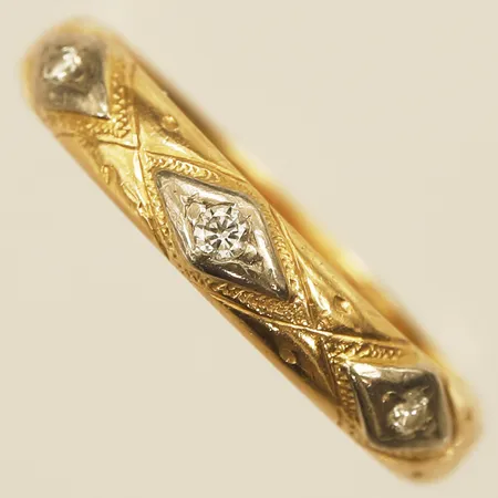 Ring med diamanter 3xca0,01ct, stl:17¾ bredd 3,7mm, gravyr 18K  Vikt: 4,3 g