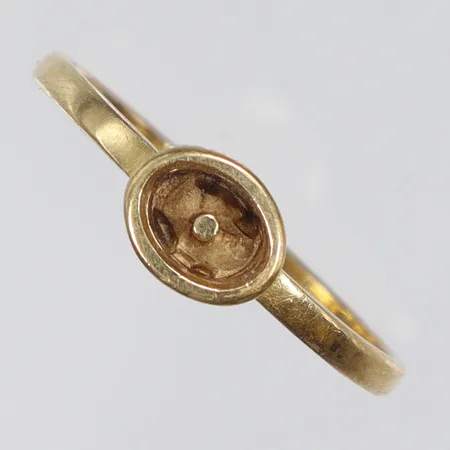 Ring stl:17¾, bredd 1-5mm, saknar sten, 18K Vikt: 1,6 g