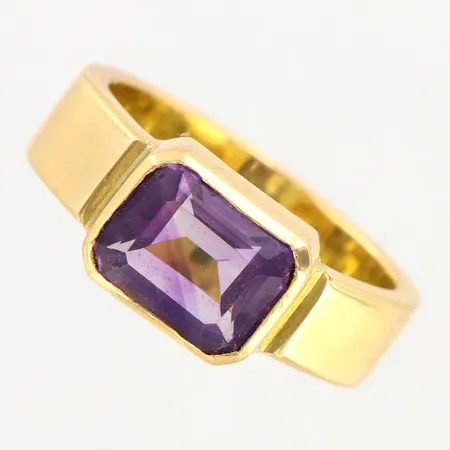 Ring med Ametist stl:17¾, bredd ca 8mm, 18K Vikt: 8,2 g