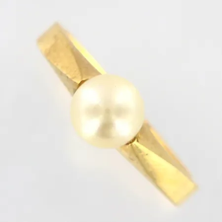 Ring med odlad pärla, stl:17¾, bredd 2-6mm, graverad, 18K Vikt: 3,2 g