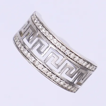 Ring med vita stenar samt genombruten dekor stl: 16½ bredd 2-9mm, vitguld, 18K  Vikt: 3,2 g