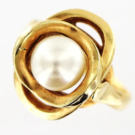 Ring med odlad pärla Ø7mm stl:17, skena 2,5mm, något skev skena, 18K Vikt: 3,4 g