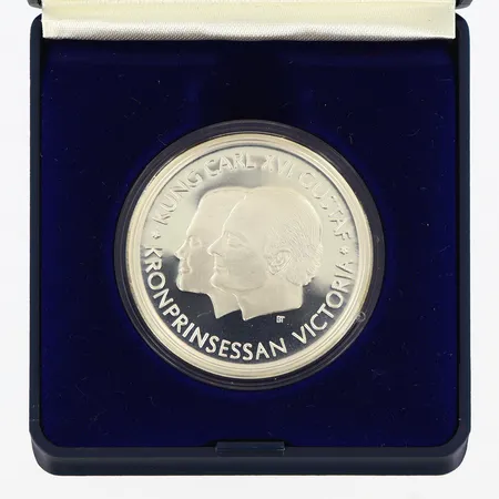 Silvermynt "Kung Carl XVI Gustaf * Kronprinsessan Victoria, 200 kronor Sverige År 2000, 1999", Ø 38mm, i plastetui, 925/1000 Vikt: 27 g