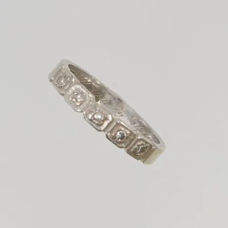 Ring med diamanter 5x ca 0,02ct stl:15¾ bredd 3mm gravyr 18K 2,6g.