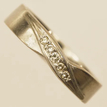 Ring med diamanter totalt ca 0,06ct stl 17¼ bredd 4,4mm vitguld 18K Vikt: 4,4 g