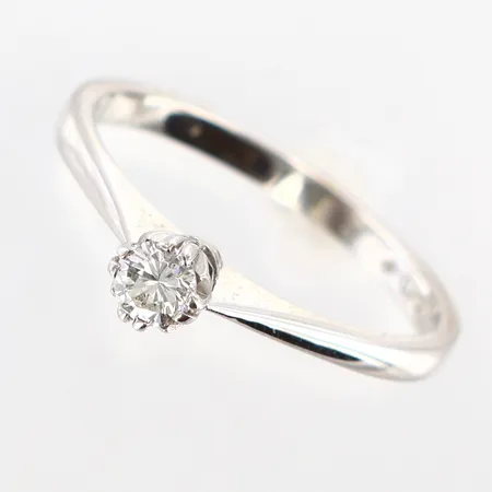 Ring med diamant 0,20ct stl:18¼, bredd:2-4mm, vitguld 18K  Vikt: 2,7 g