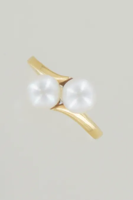 Ring med pärlor stl:17¼ bredd 6 mm, 18K Vikt: 2,9 g