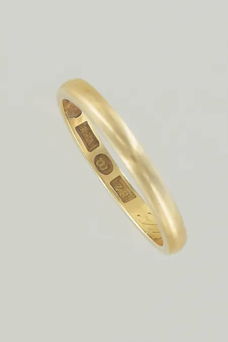Ring stl: 18½ bredd 2mm, graverad 18K  Vikt: 3 g
