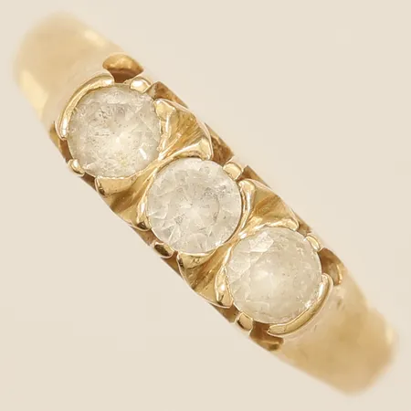 Ring med vita stenar stl:17½, bredd 5,1mm, 18K  Vikt: 3,4 g