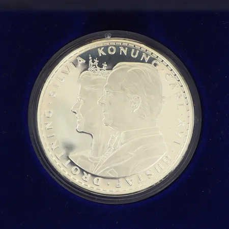 Silvermynt "Konung Carl XVI Gustaf * Drottning Silvia, 200 kronor Sverige 1976.19Juni.2001", Ø 36mm, i plastetui, 925/1000  Vikt: 27 g