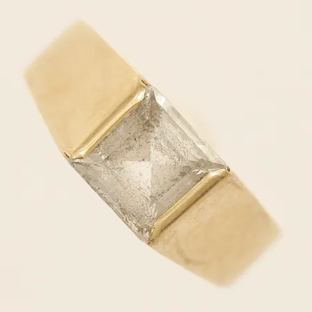 Klackring med vit sten, stl:17½, bredd 7mm, 18K  Vikt: 3,6 g