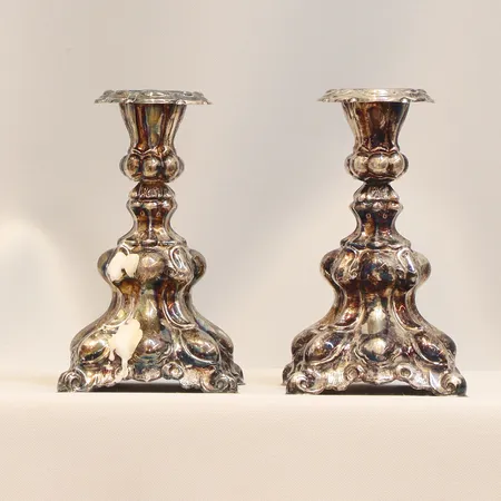 Ett par ljusstakar ca 12cm, i nyrokoko stil, fyllda med vax, silver 830/1000, bruttovikt 157,2g Vikt: 157,2 g