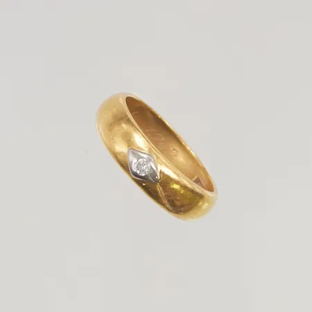 Ring diamant ca 0,05ct stl:17½ bredd 6mm gravyr 23K 7,1g.