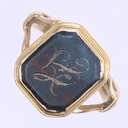 Ring med heliotrop med intaglio i form av monogram stl:17 bredd 3-14mm, slitage, 18K Bruttovikt: 4,6g Vikt: 4,6 g