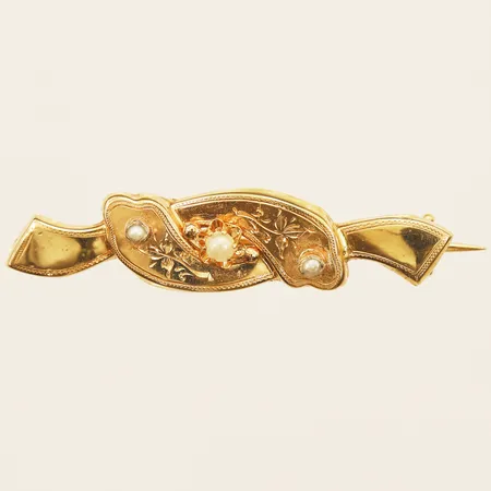 Brosch med pärlor längd 45mm, bredd 9,3mm 18K  Vikt: 2,6 g