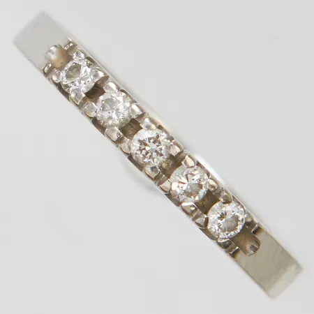 Alliansring med 5 diamanter 0,15ctv enligt gravyr, stl: 17+, bredd: 2,4mm, ograverad, Schalins, vitguld, 18K Vikt: 2,6 g