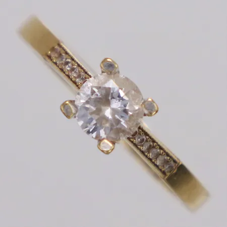 Ring vita stenar stl:17¾, bredd 2,3-5,7mm, 18K  Vikt: 3,1 g