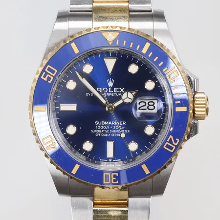 Herrur Rolex Submariner "Bluesy" Ø41mm ref nr. 126613LB snr. 63NJ5591 verks nr. 5W060650 cal. 3235, oysterlänk stål/guld, cert daterat 2023, box och ytterkartong samt extra länkbit, smärre brukslitage