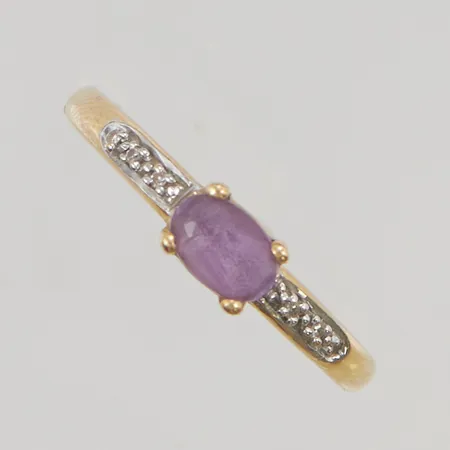 Ring med diamanter 6x ca 0,005ct samt ametist stl:18 bredd 4mm 18K 2,7g.