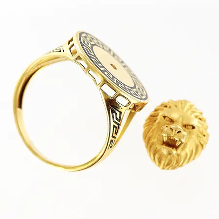 Ring mönstrad med meanderbård och lejon stl:18½, bredd 2,5mm-18mm, defekt och skevt, 18K Vikt: 6,5 g