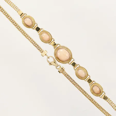 Collier med rosa stenar möjligen korall, längd 45cm bredd 3,4-13,8mm, 18K  Vikt: 22,9 g