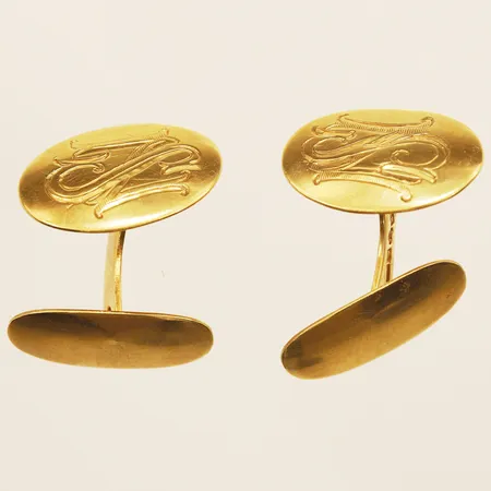 Ett par manschettknappar med monogramgravyr, 18,7mmx13mm, 18K  Vikt: 6,4 g