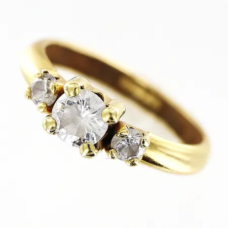 Ring med stenar stl:16½, skena 2,7mm, mindre buckla, 18K Vikt: 1,2 g