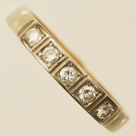 Ring med diamanter 5x0,04ct stl:18 bredd 3,1mm gravyr 18K Vikt: 3,7 g