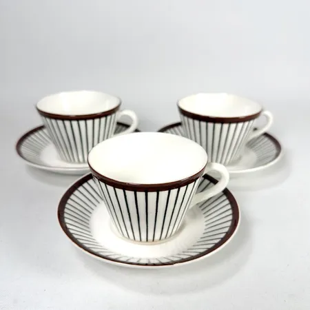 3 Kaffekoppar med fat Spisa Ribb Stig Lindberg Gustavsberg i produktion 1955-1974 höjd 5,5cm fatets diameter 12,5cm, ett fat med glasyrmista, en kopp med liten hänkelspricka, smärre bruksslitage Skickas med paket.
