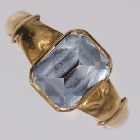 Ring ljusblå sten stl:17¼, bredd 3,7-9,7mm, 18K  Vikt: 3,6 g