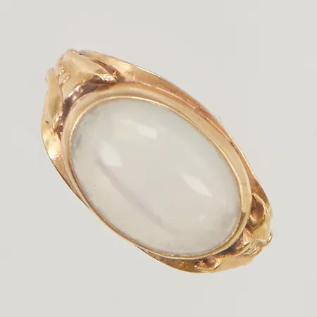 Ring med månsten stl:17 bredd 11mm skev skena18K 2,9g.