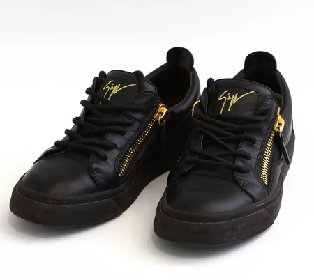 Ett par skor, Giuseppe Zanotti, stl 35, svart skinn, detaljer i gulmetall, dustbag, bruksskick,  Skickas med paket.
