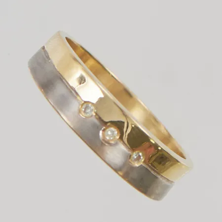 Ring med diamanter 3x ca 0,01ct stl:18 bredd 5mm tvåfärgad 18K 4,4g.
