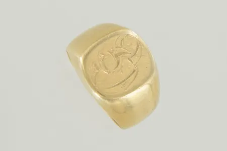 Ring stl:18 bredd 13 mm, graverad 18K Vikt: 12,6 g