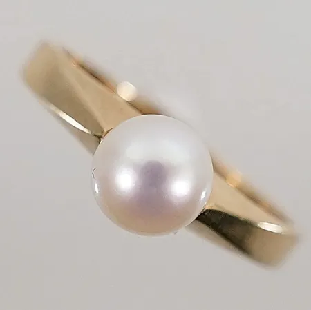 Ring med pärla Ø6.8mm. strl: 18.5mm bredd: 2.3-6.8mm. 18k 3,8g  