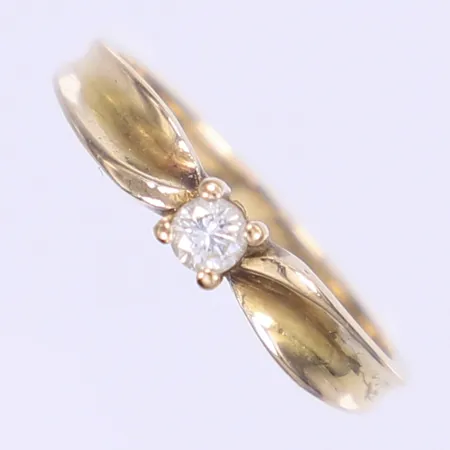 Ring med diamant totalt 1xca 0,10ct stl: 16¾ bredd 2-4mm 14K  Vikt: 2,3 g