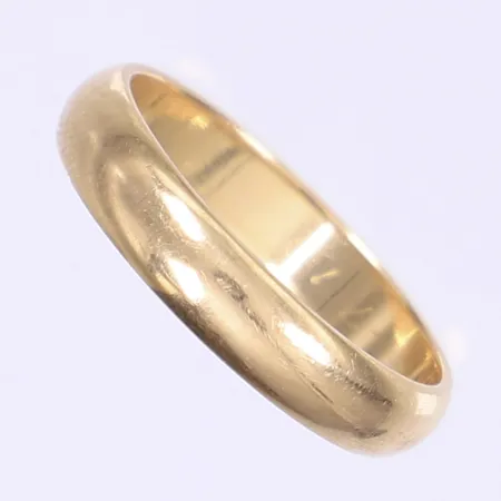 Ring slät stl:21 bredd 5mm, gravyr, 18K  Vikt: 6,5 g