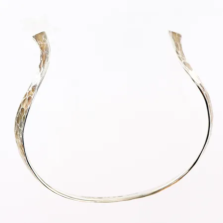 Collier Rey Urban stelt hamrat mönster omkrets 36,5cm, bredd 7,5-12,5mm, silver 925/1000 Vikt: 72,2 g