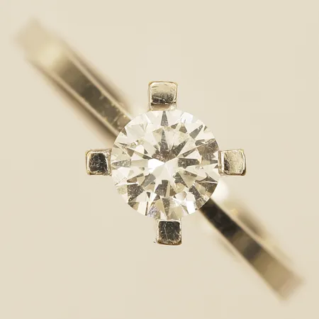 Ring med vit sten stl:18½, bredd 6,6mm vitguld, 18K  Vikt: 3 g