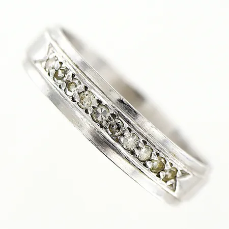 Ring vitguld med 10 diamanter 0,15ctv enligt gravyr, stl 18, bredd 4,5mm, gravyr, 18K Vikt: 4 g