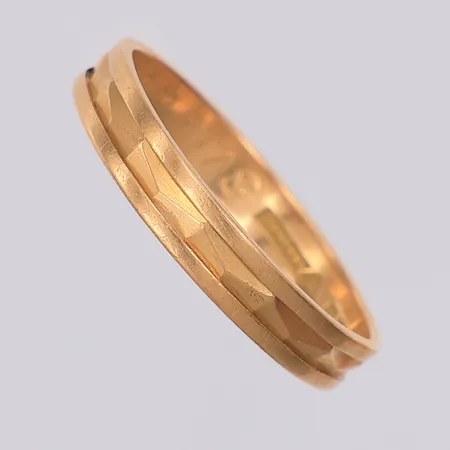 Ring mönstrad stl:18, gravyr, något skev, 18K Vikt: 2,3 g