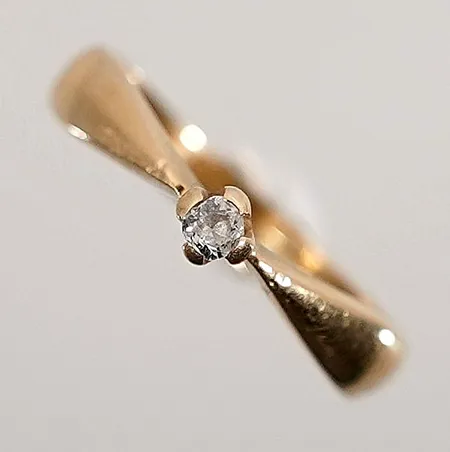 Ring med diamant ca 0,05ct Stl: 17 bredd 2,7-3,6mm 18k 2,9g Vikt: 2,9 g
