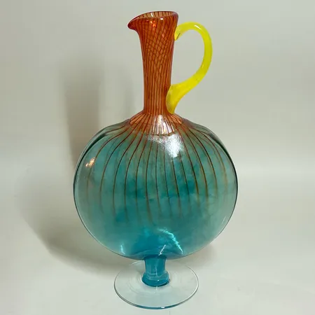 Karaff Kosta Boda Bonbon design: Kjell Engman 36cm, etikettmärkt, osignerad Skickas med postpaket.