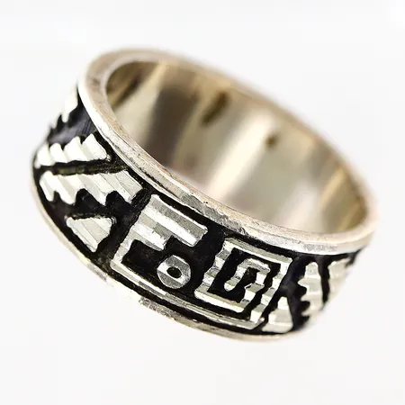 Ringd mönstrad stl:18¾, bredd 8,1mm, silver 925/1000  Vikt: 7,7 g