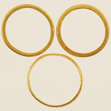 Tre ringar stl 17+19¼, gravyr, 23K  Vikt: 10,4 g